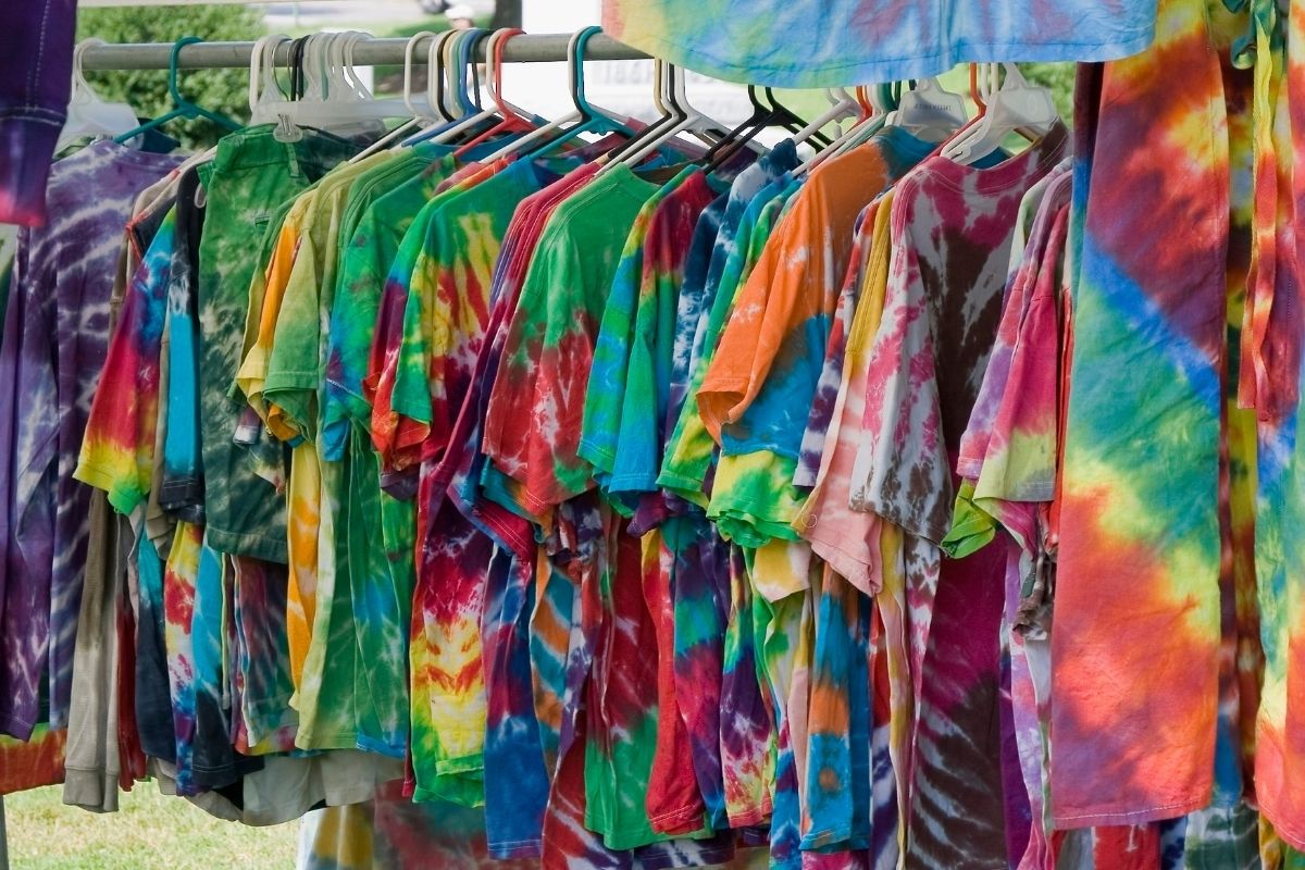 How to Tie Dye a Shirt With Food Coloring