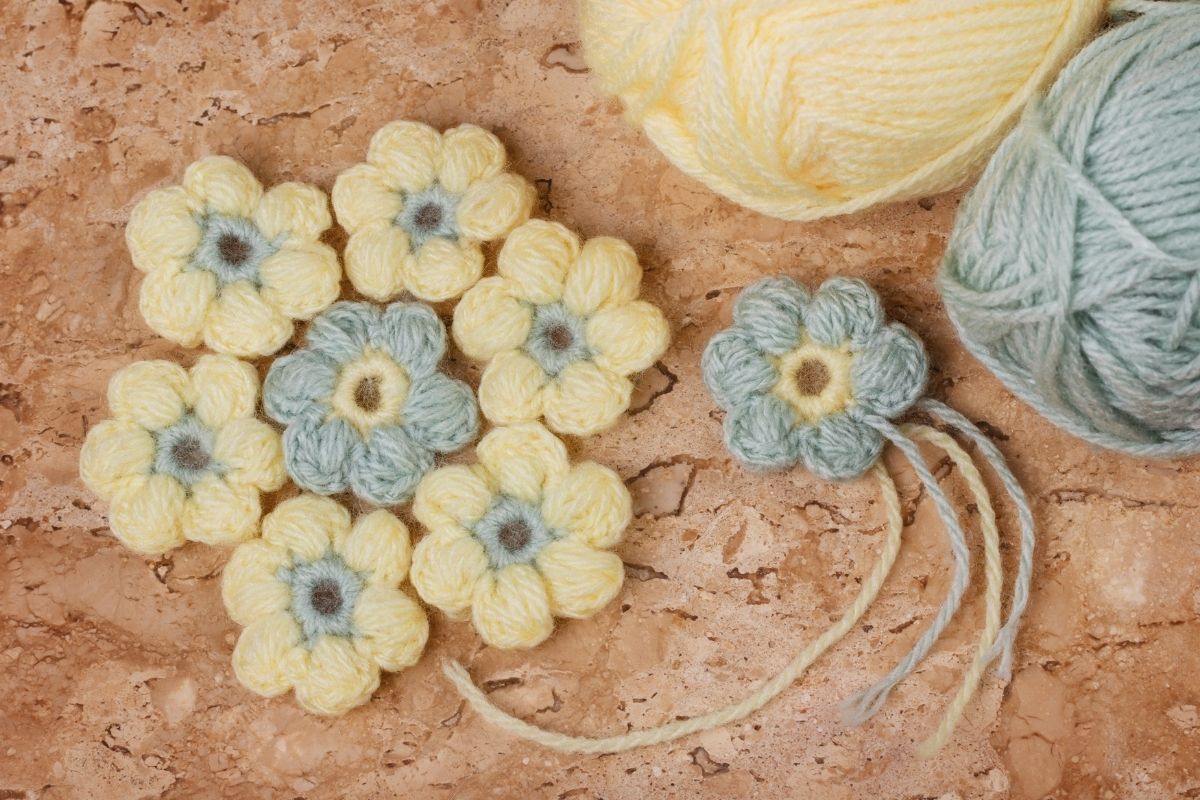 25 Amazing Patterns For Crochet Flowers (With Pictures)