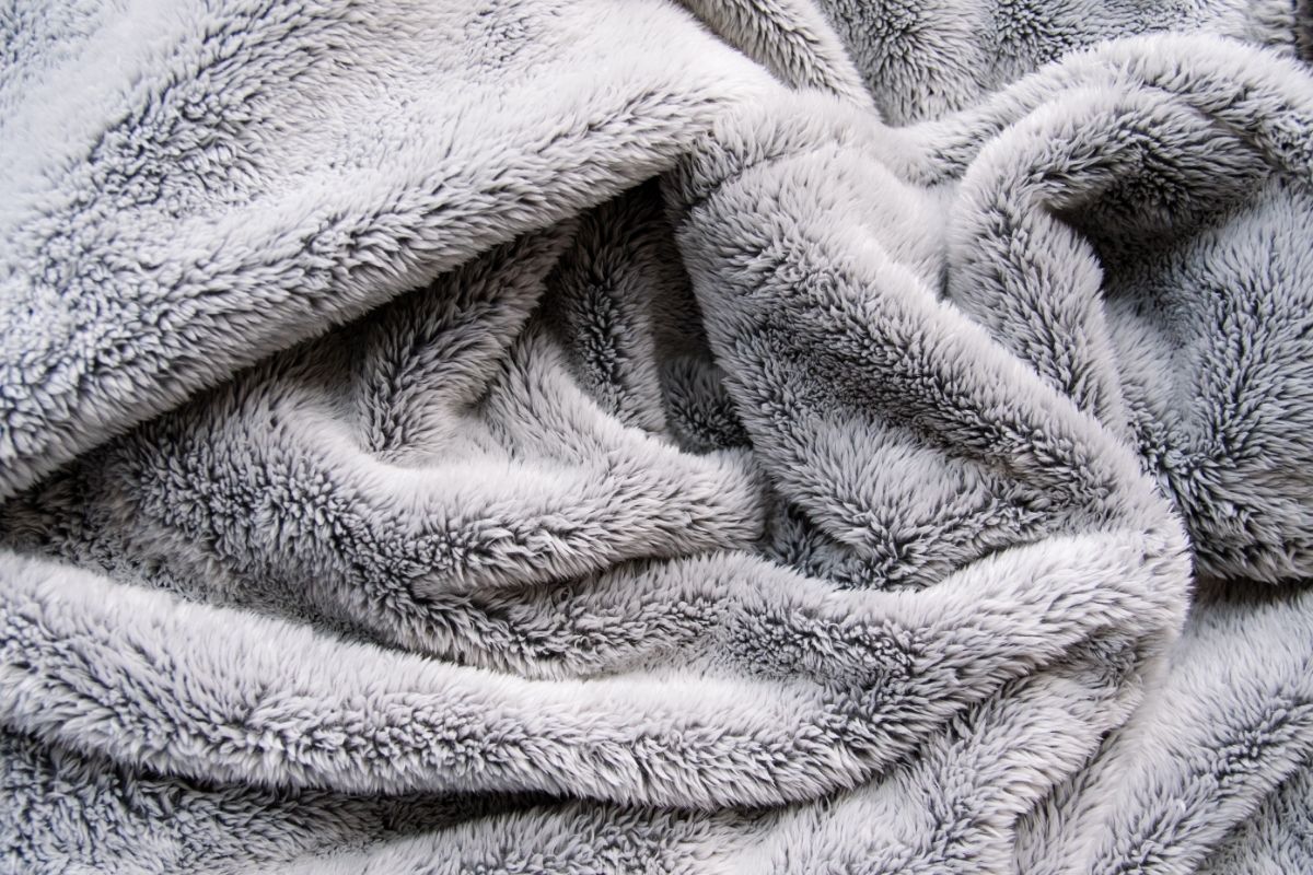 What Is the Standard Throw Blanket Size?